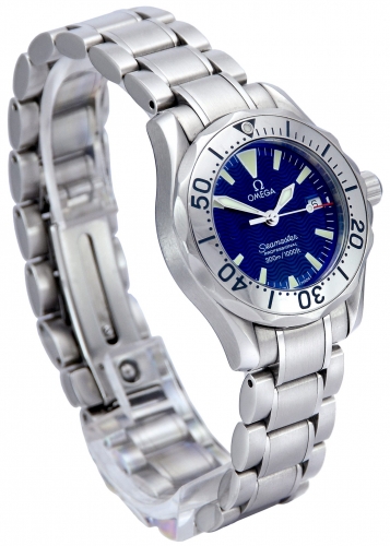 Side view of a pre-owned ladies' Omega Seamaster 2285.80.00 in stainless steel with a wave blue dial