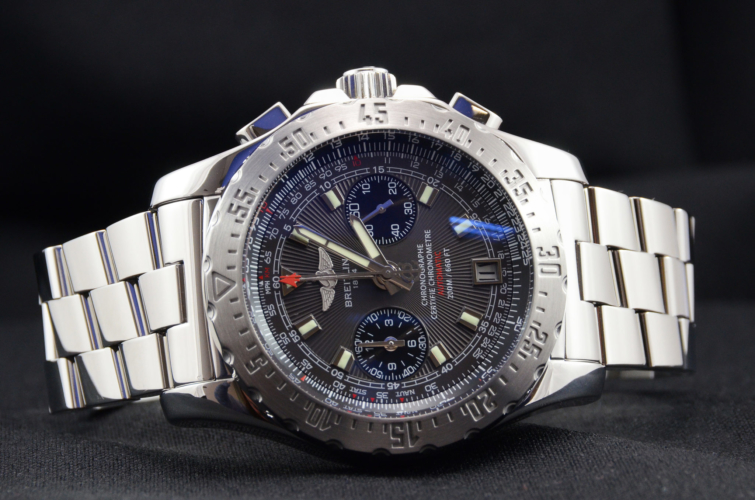Detailed view image of a second hand, stainless steel Breitling Skyracer Grey A2736223/F532, complete with box & papers
