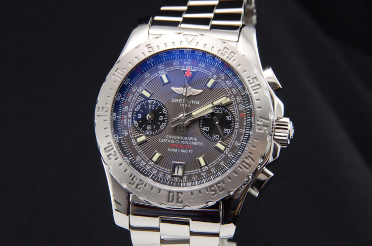Detailed view image of a second hand, stainless steel Breitling Skyracer Grey A2736223/F532, complete with box & papers